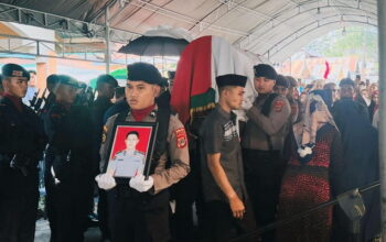 Suasana Haru, Wakapolda Sulteng Hadiri Persemayaman AKBP (Purn) Sugeng Lestari